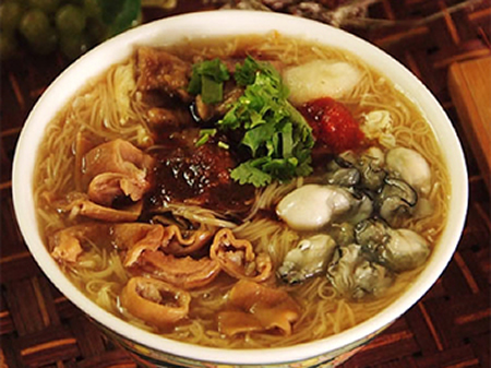 山珍加海味，文化匯聚的台灣小食 - 大腸蚵仔麵線